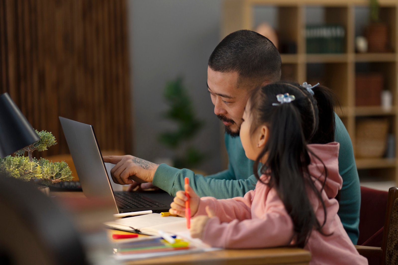 Orang tua dan anak menggunakan tablet bersama